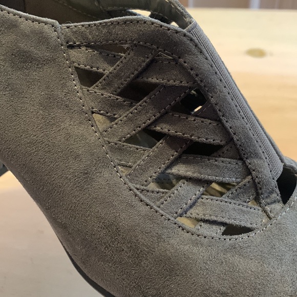 Aerosoles Heelrest Suede finish booty. - Picture 3 of 4